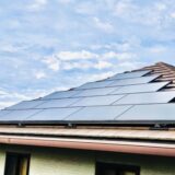 屋根に太陽光パネルが設置されている場合、屋根材やパネルの配置により工事内容が変わります